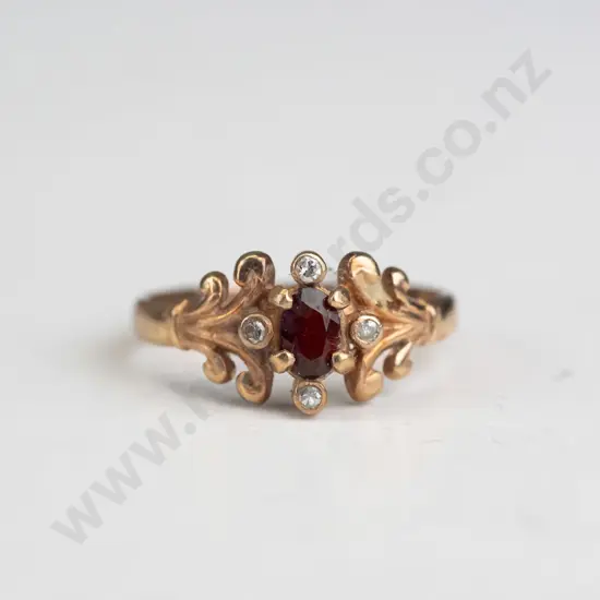 9ct garnet & diamond ring 1.9gms