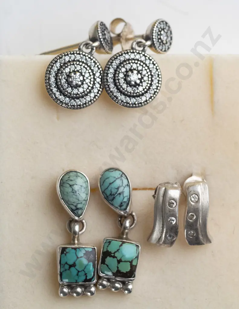 3 pairs of silver earrings Image 1++