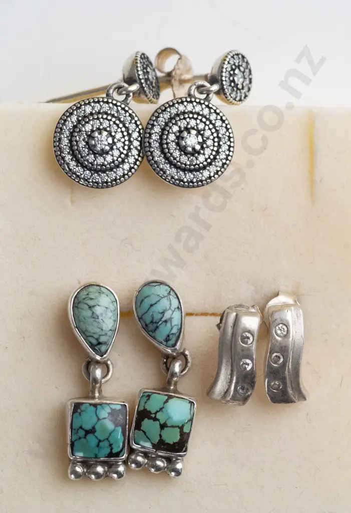 3 pairs of silver earrings Image 1++