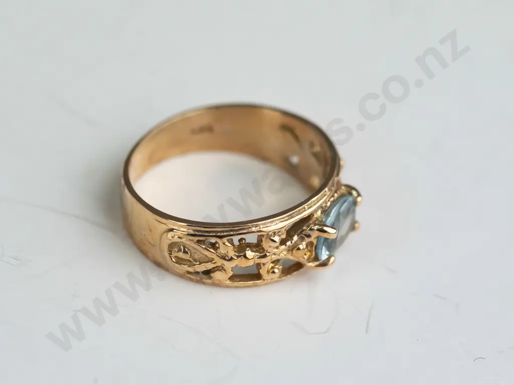 9ct gold topaz ring 3.3gms Image 1++