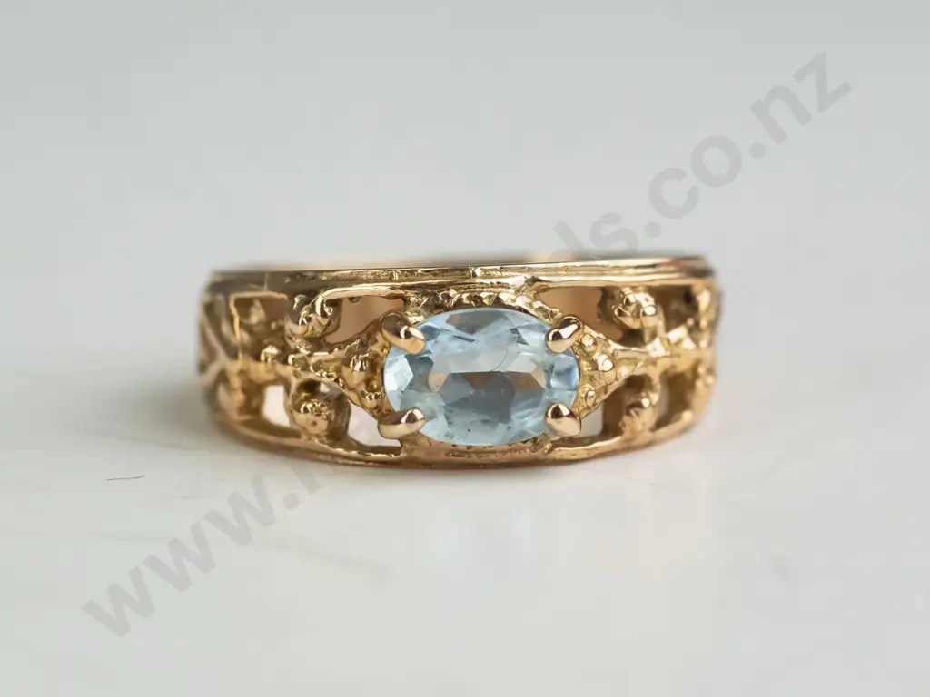 9ct gold topaz ring 3.3gms Image 1++