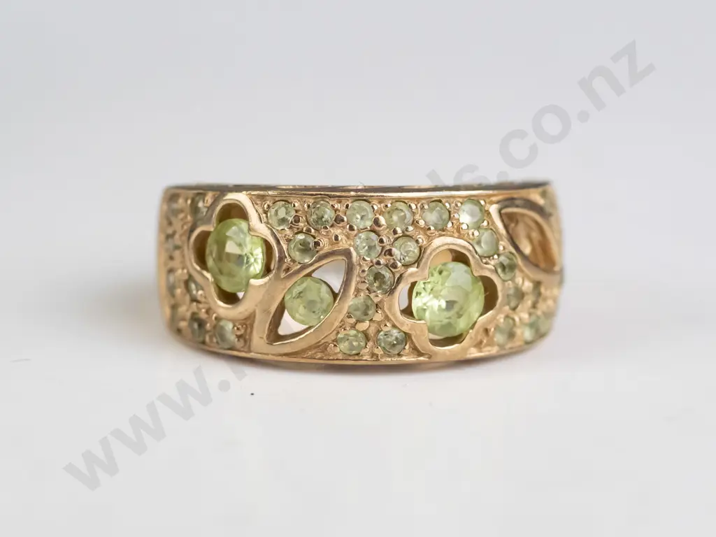 9ct multi stone peridot band ring (1 stone is missing) 5.9gms Image 1++