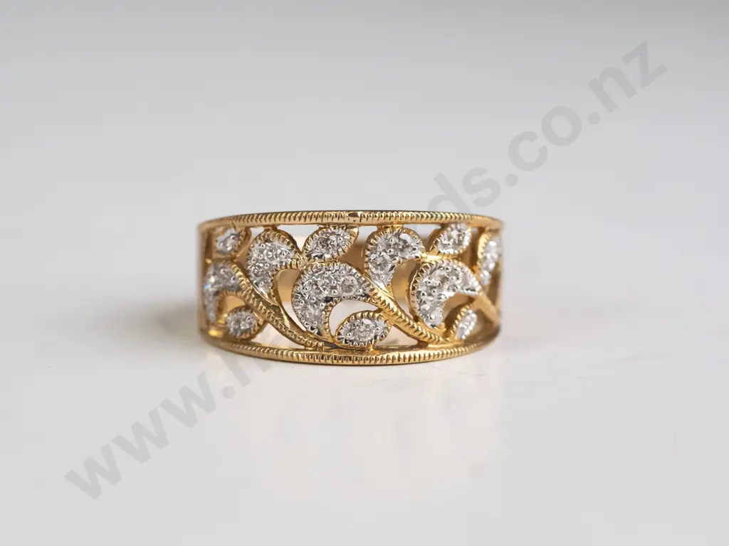 9ct filagree pierced diamond ring 4.4gms Image 1++