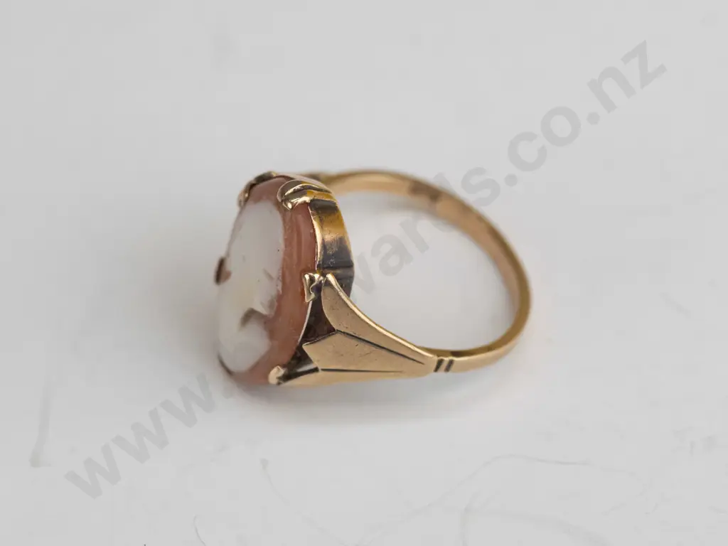 9ct cameo ring 2.7gms Image 1++
