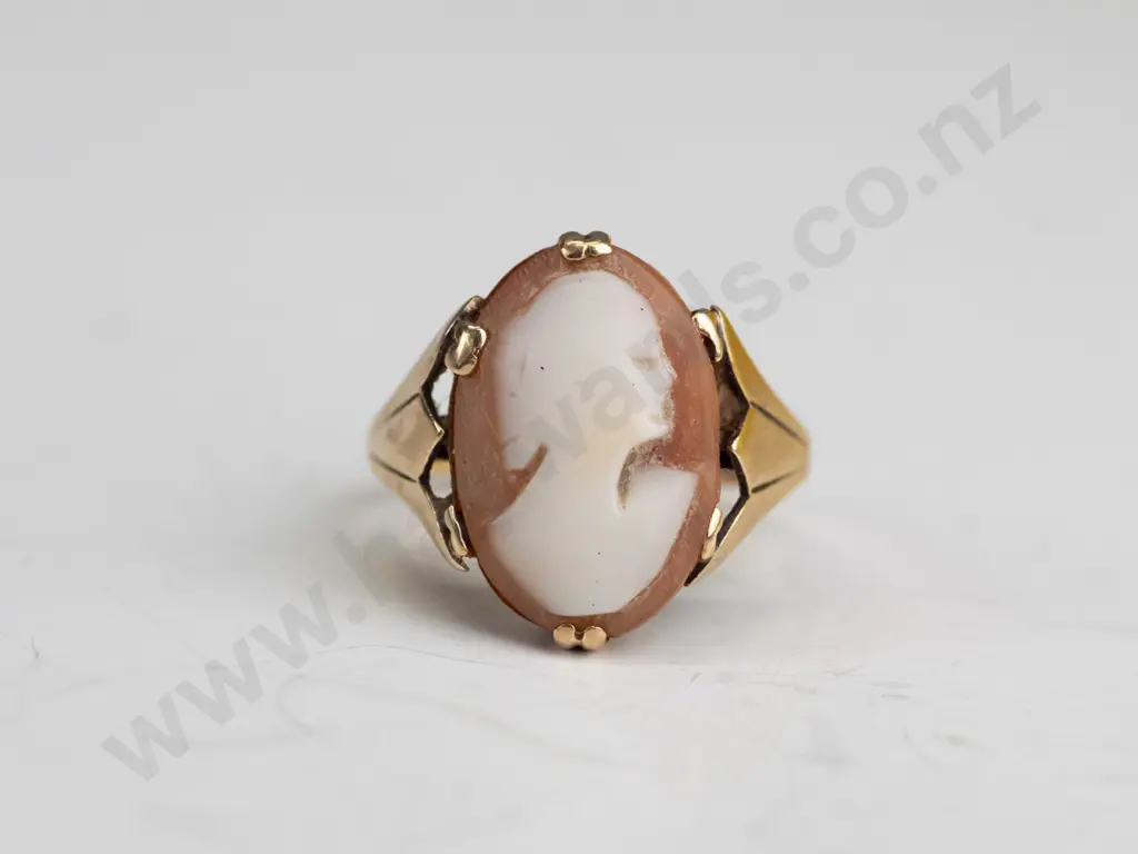 9ct cameo ring 2.7gms Image 1++