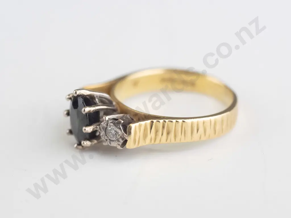18ct English hallmarked 3 stone sapphire & diamond ring 4.6 grams Image 1++
