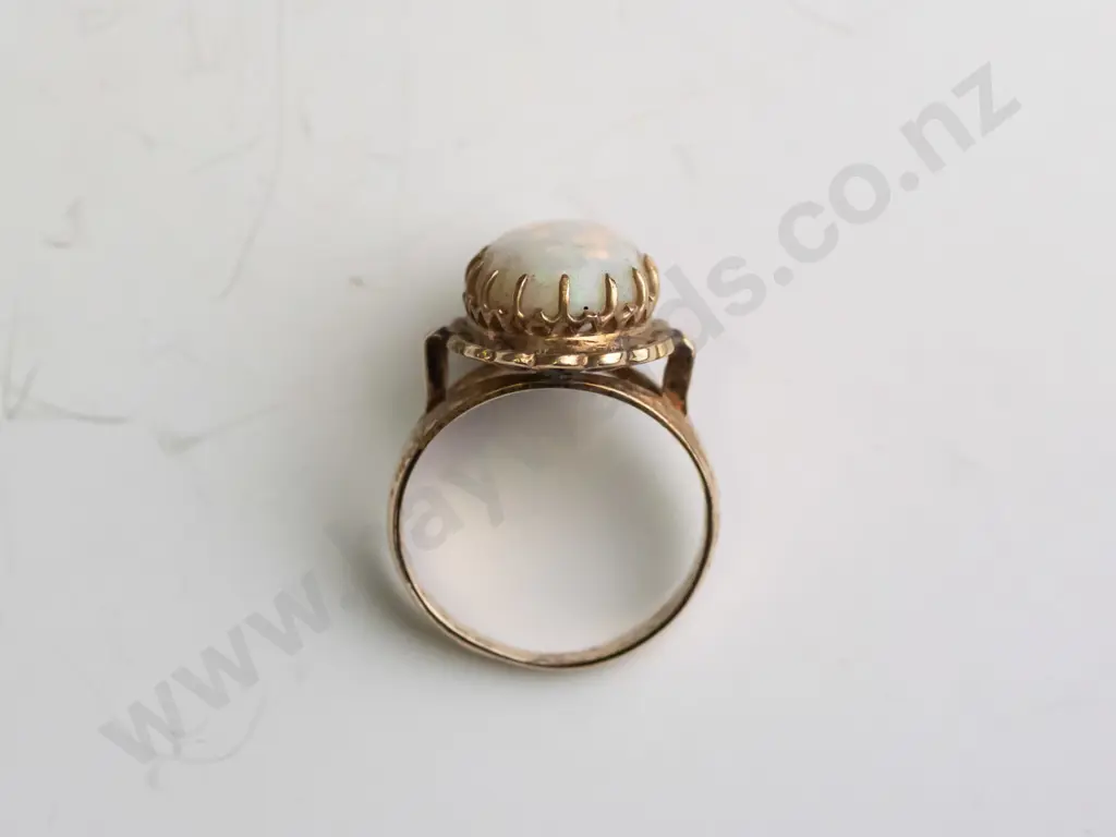 9ct opal (14x9) ring 4.3gms Image 1++