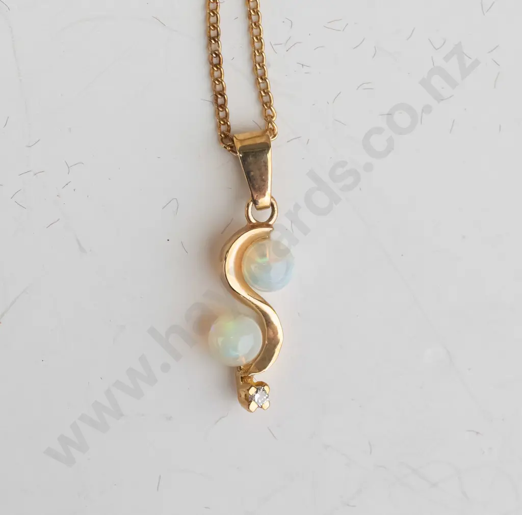 9ct gold opal & diamond pendent, 9ct gold chain, total weight 3.2gms Image 1++