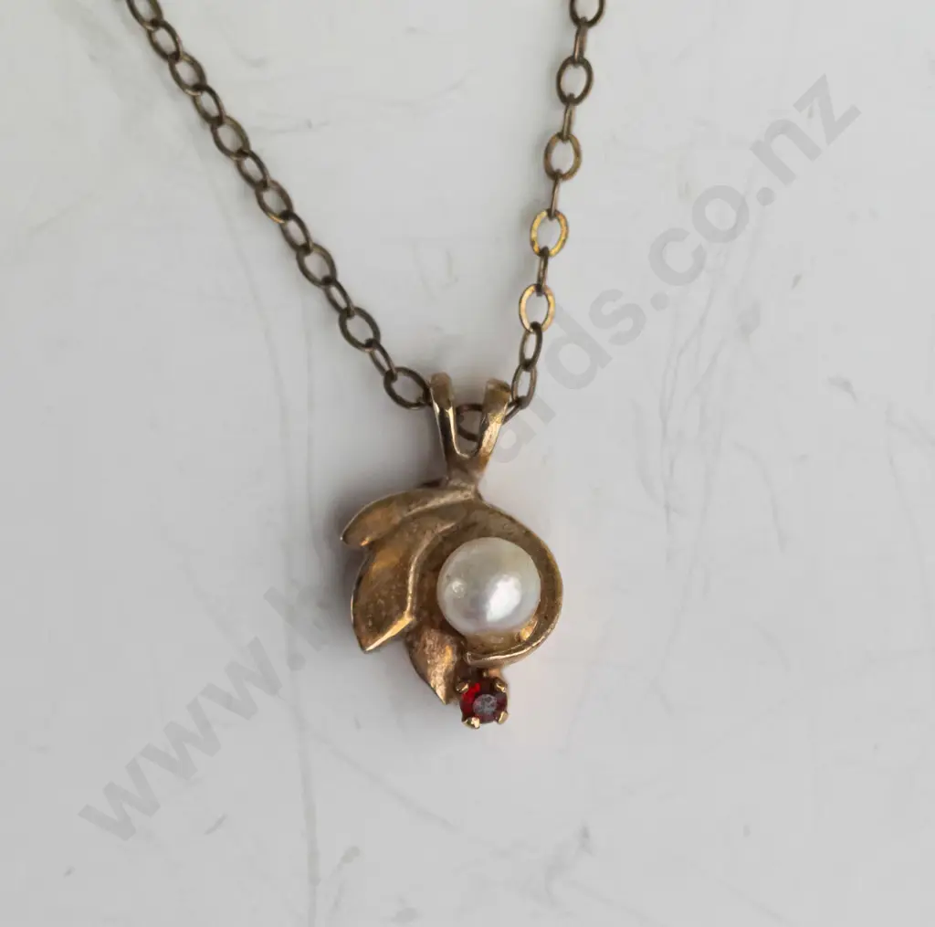 9ct pearl pendent, gold plated chain 1.1gms Image 1++