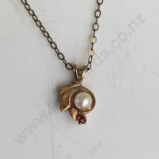 9ct pearl pendent, gold plated chain 1.1gms