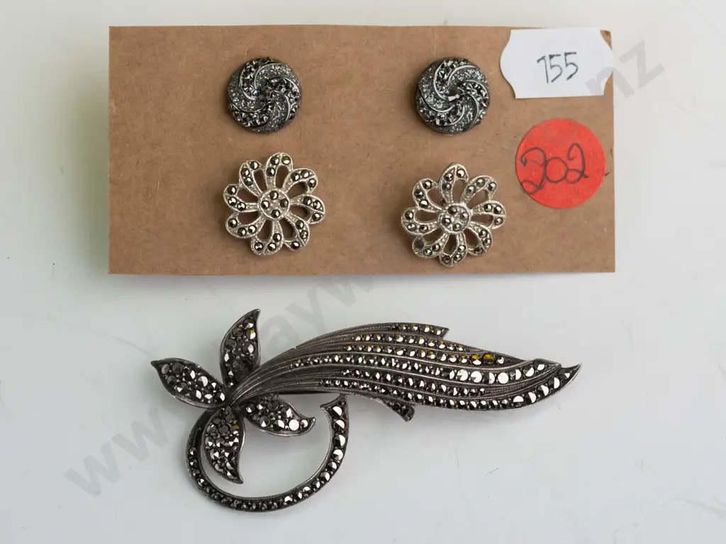2 pairs of marcasite earrings & marcasite brooch Image 1++