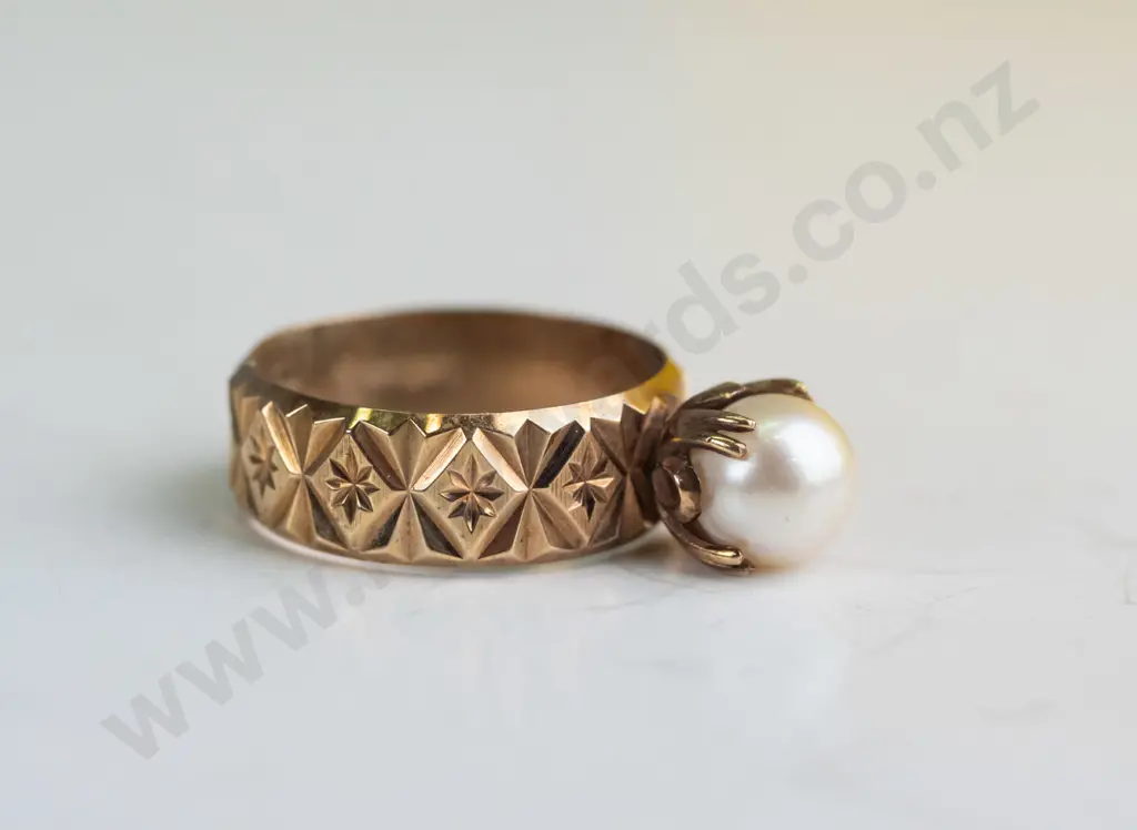 9ct solitaire pearl ring 4.4gm Image 1++