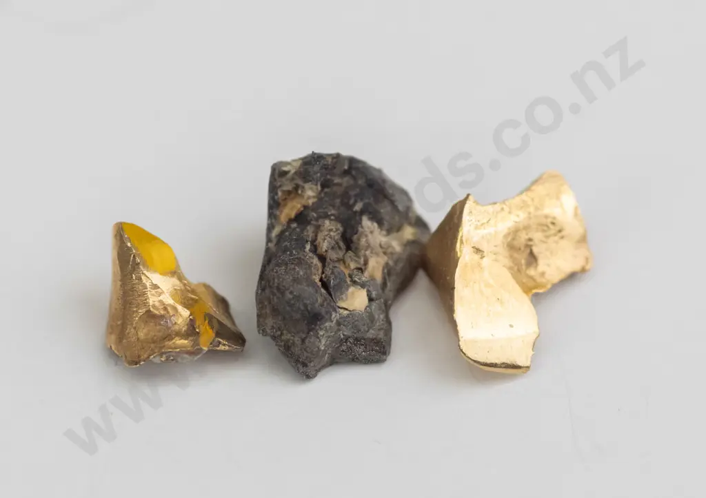 3 pieces of gold fillings 1.5gms Image 1++