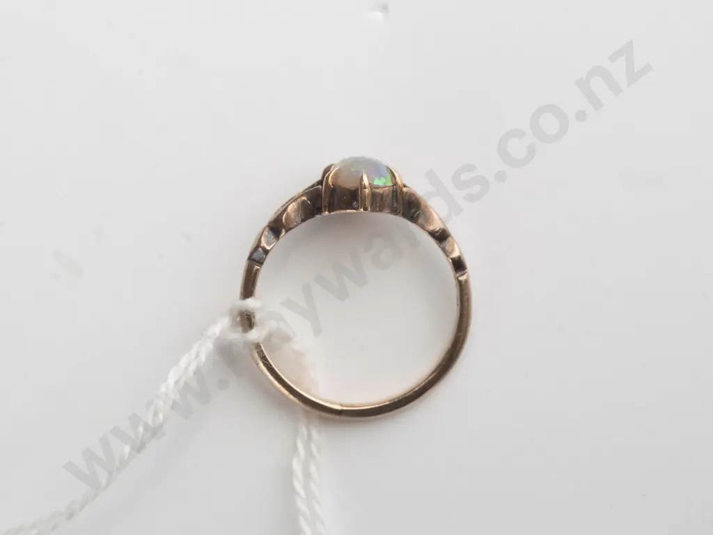 9ct white opal ring cabochon cut 6.8 x5.7 display vivid green  flash 2gram Image 1++