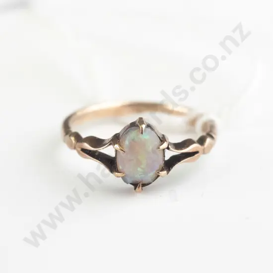 9ct white opal ring cabochon cut 6.8 x5.7 display vivid green  flash 2gram