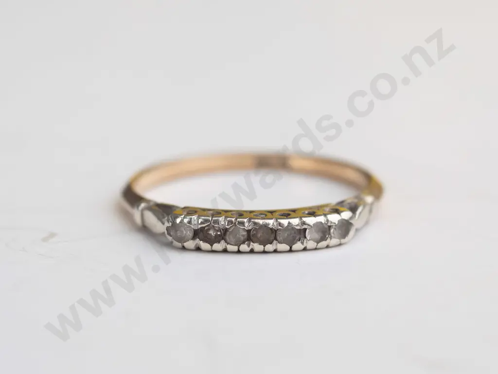 9ct 7 white stone ring 1.9gms Image 1++