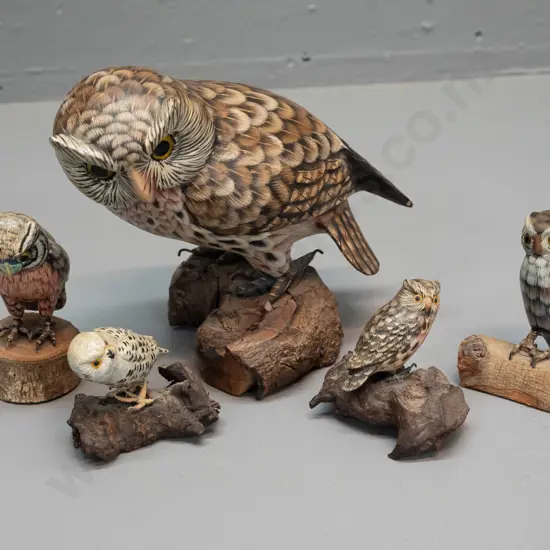 5 carved and painted wood owl figurines - no maker's marks, largest is H-140 W-180