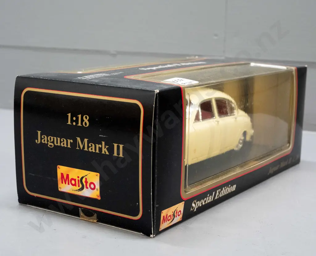 Maisto 1:18 scale die-cast model Jaguar in original box- 1959 Mark II Image 1++