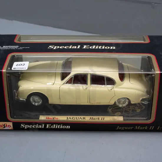 Maisto 1:18 scale die-cast model Jaguar in original box- 1959 Mark II