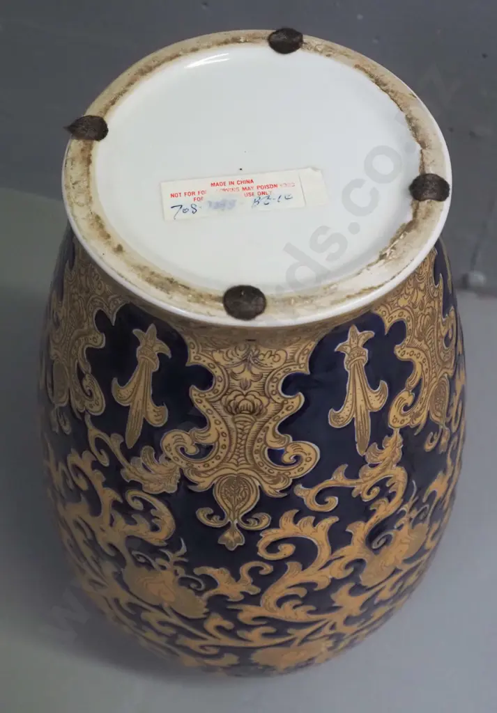 Chinese vase - blue ground with gilt foliate decoration and top rim H-360 Image 1++