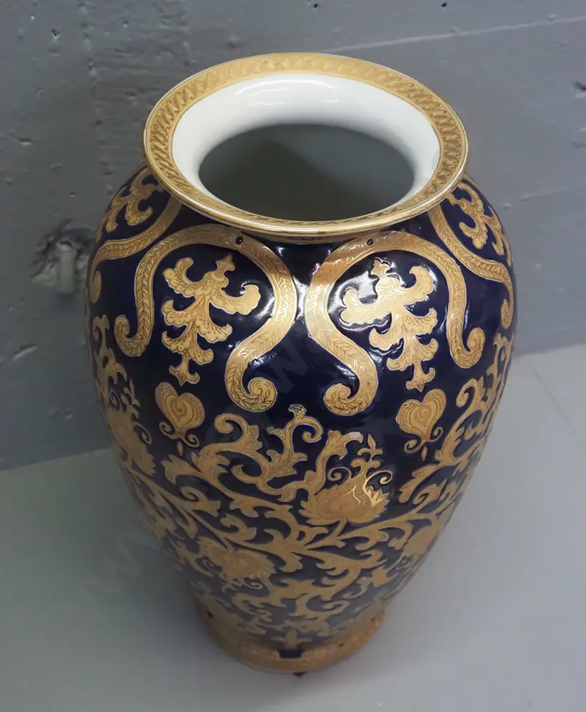 Chinese vase - blue ground with gilt foliate decoration and top rim H-360 Image 1++