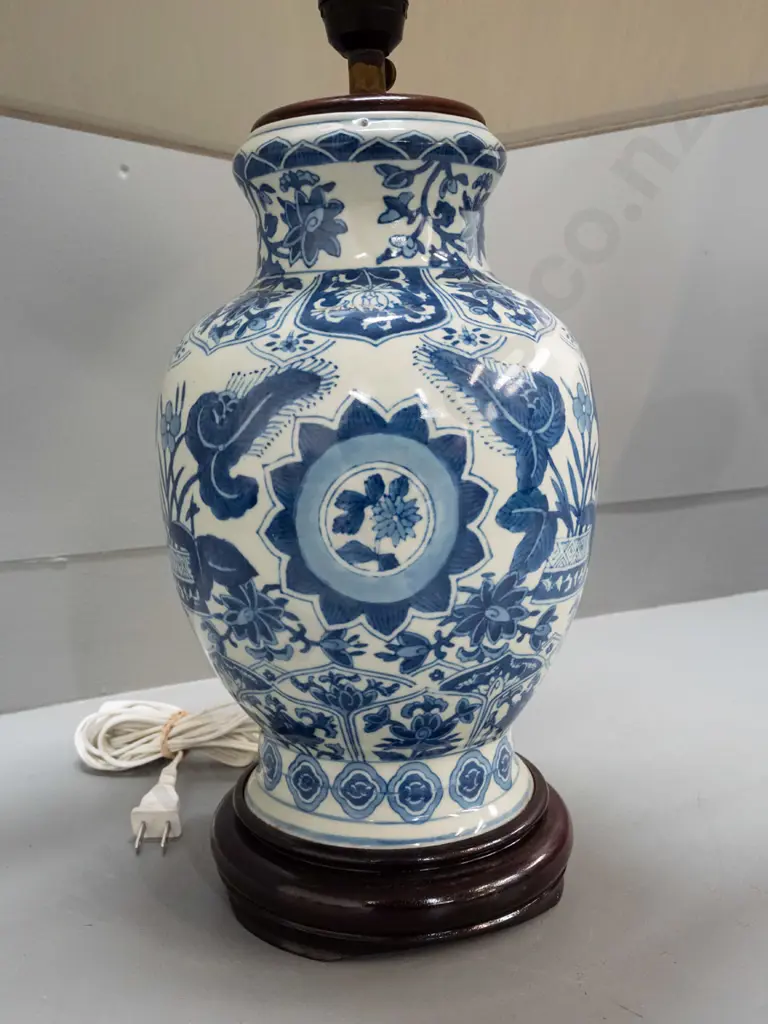 Chinese blue & white porcelain table lamp with circular wooden base and fitting cap with 4-sided shade - some tape or Image 1++
