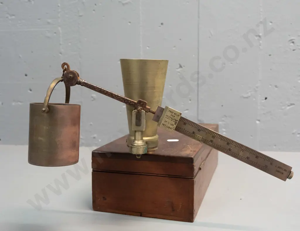 vintage Oertling mahogany cased chondrometer / grain scale with brass fittings - corrosion to pivot arm, paper label Image 1++