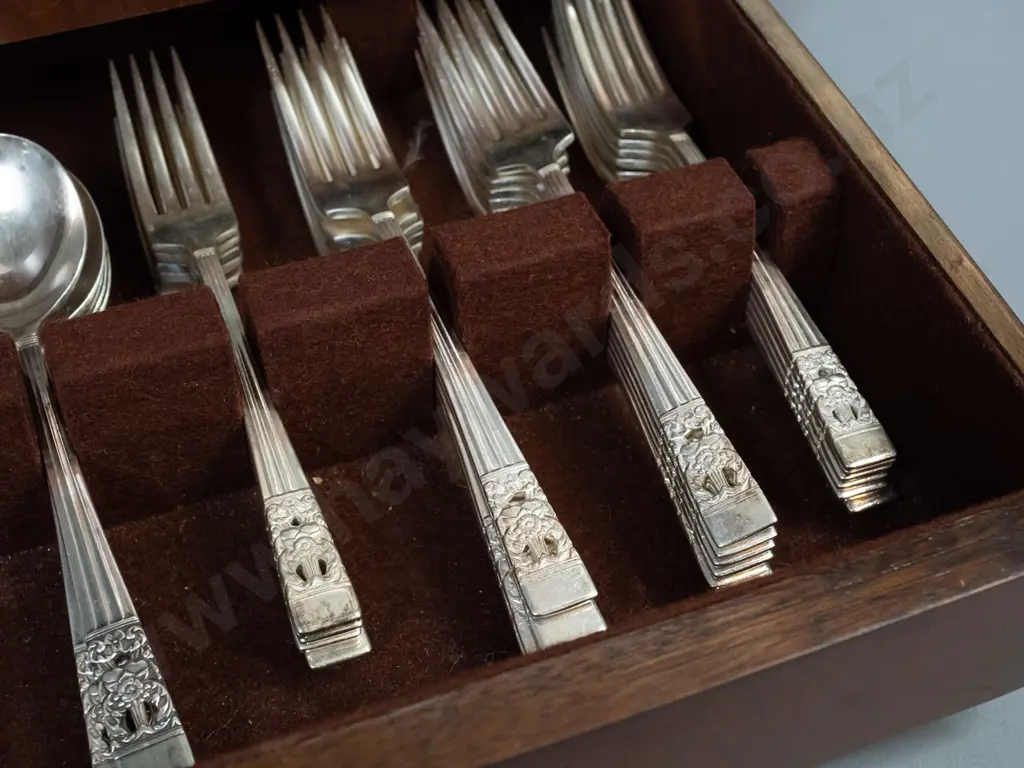 vintage 6 Community Plate Coronation pattern cutlery set in deco walnut canteen with drawer, brass hinges - 6 place with Image 1++