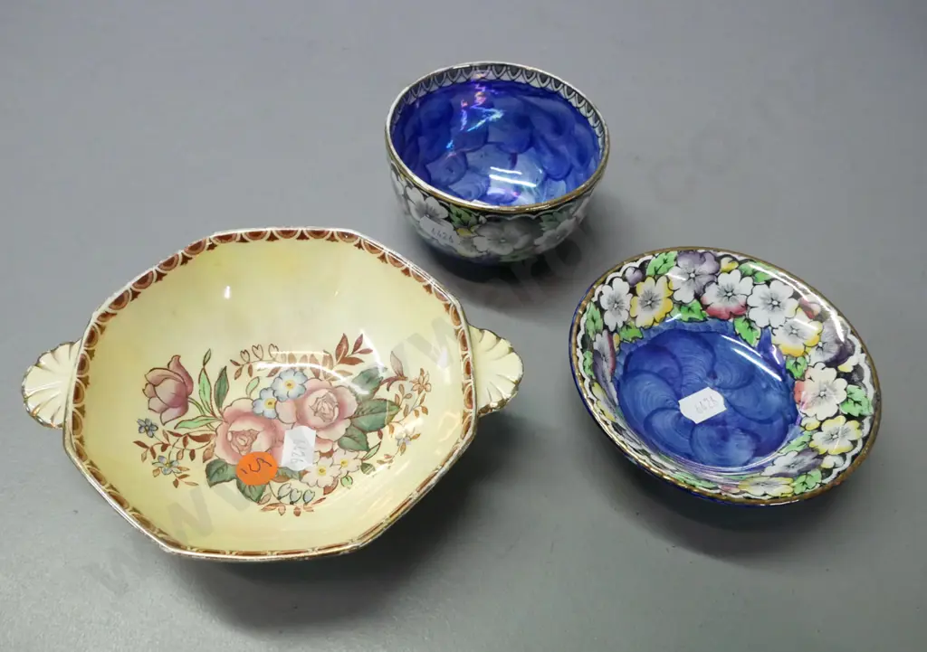 3x Small Maling dishes: 2x blue thumbprint and one floral. Floral D-160 across handles Image 1++