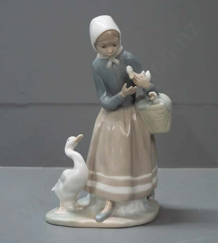 Lladro figurine - girl with duck & ducklings H-230 Image 1++