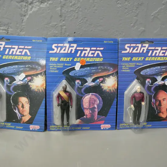 3x unopened Star Trek Next Generation action figures: Worf, Riker, Picard. Card size H-230 W-170