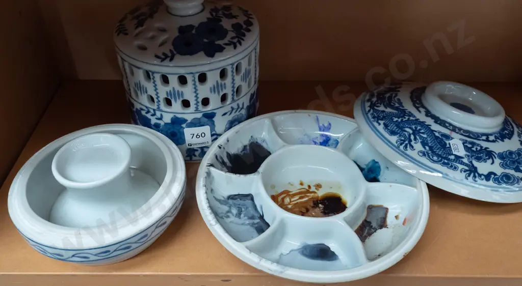 2 Chinese blue & white items - 2-piece pierced candle lantern with candle H-210 D-150 and a segmented lidded dish that Image 1++