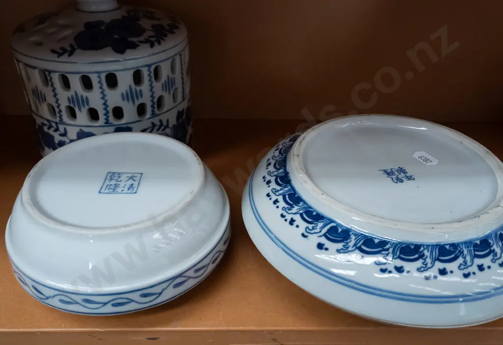 2 Chinese blue & white items - 2-piece pierced candle lantern with candle H-210 D-150 and a segmented lidded dish that Image 1++