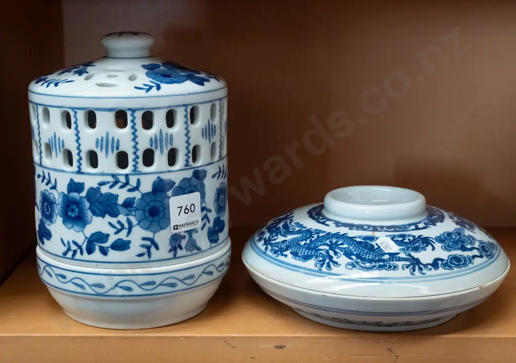 2 Chinese blue & white items - 2-piece pierced candle lantern with candle H-210 D-150 and a segmented lidded dish that Image 1++