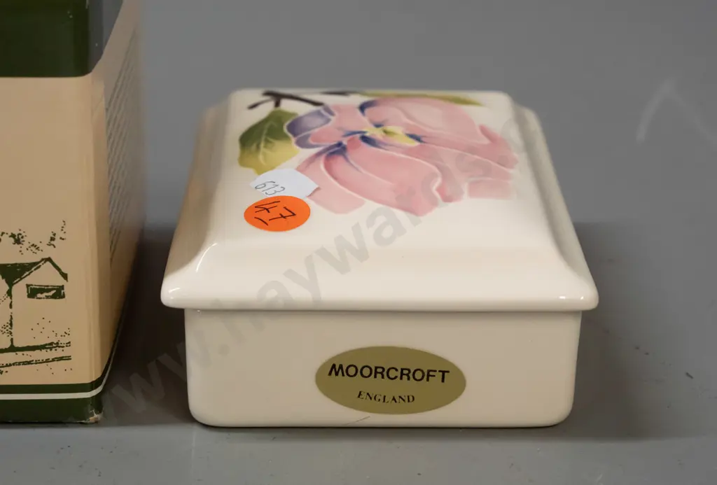 Moorcroft lidded trinket, with original box. H-45 W-125 D-90 Image 1++