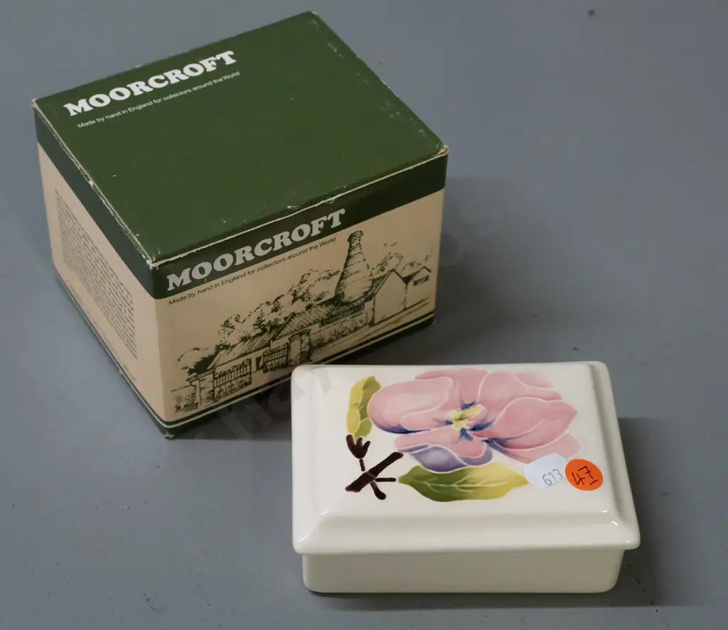 Moorcroft lidded trinket, with original box. H-45 W-125 D-90 Image 1++