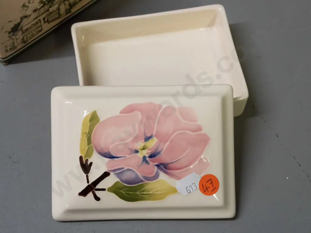 Moorcroft lidded trinket, with original box. H-45 W-125 D-90 Image 1++