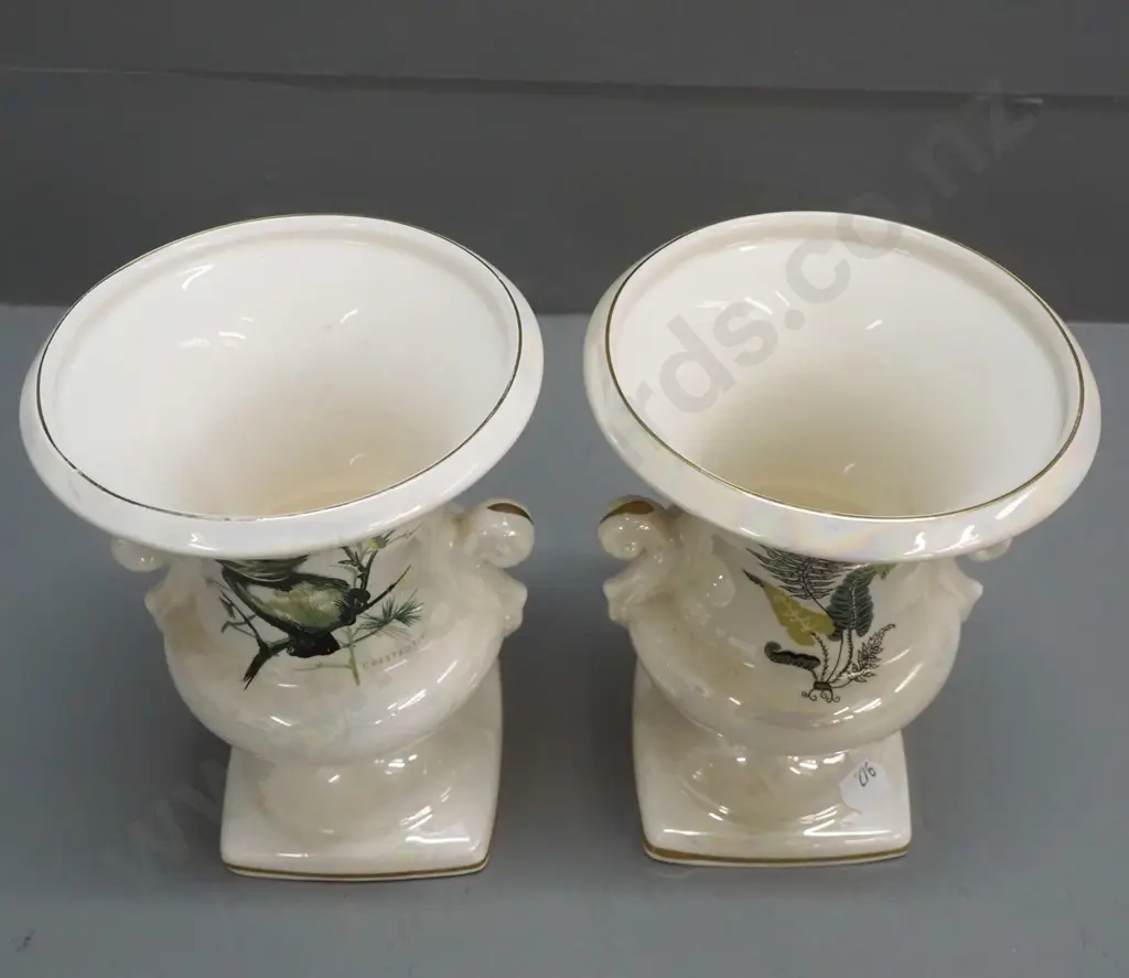 2 small urn-shaped lustre glaze vases with gilded rim, lug handles and base, transfer decoration - Image 1++