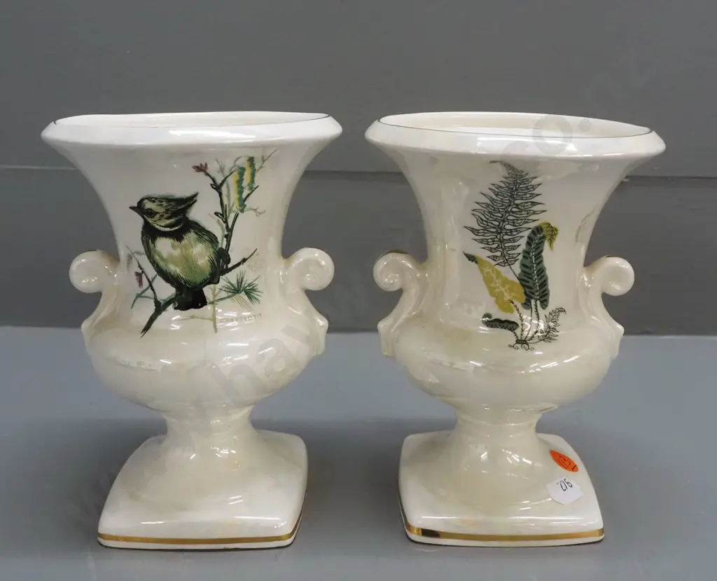 2 small urn-shaped lustre glaze vases with gilded rim, lug handles and base, transfer decoration - Image 1++