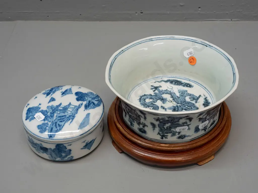 2x Chinese blue & white items - lidded canister and panelled octagonal bowl w/ dragon motifs, character mark on bottom, Image 1++