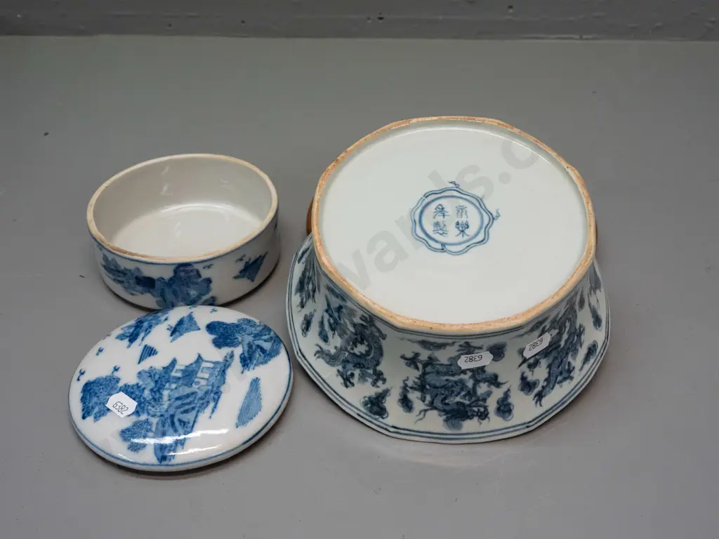 2x Chinese blue & white items - lidded canister and panelled octagonal bowl w/ dragon motifs, character mark on bottom, Image 1++