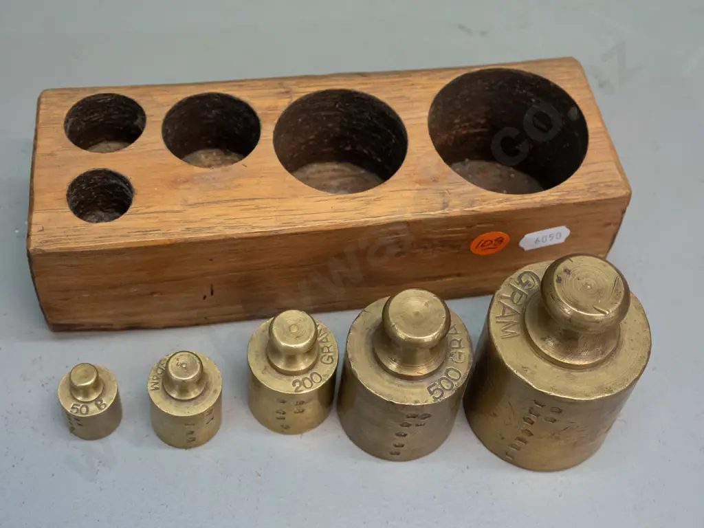 vintage set of 5 scale weights in fitted wooden holder - 50g up to 1kg weights H-90 L-200 Image 1++