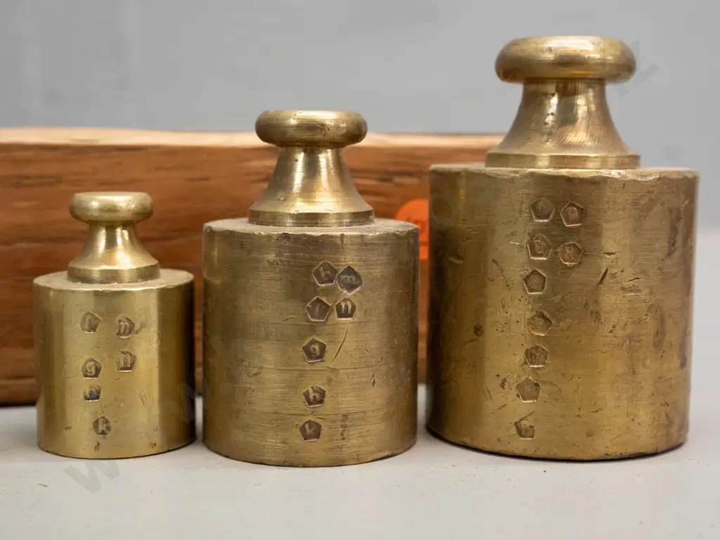 vintage set of 5 scale weights in fitted wooden holder - 50g up to 1kg weights H-90 L-200 Image 1++