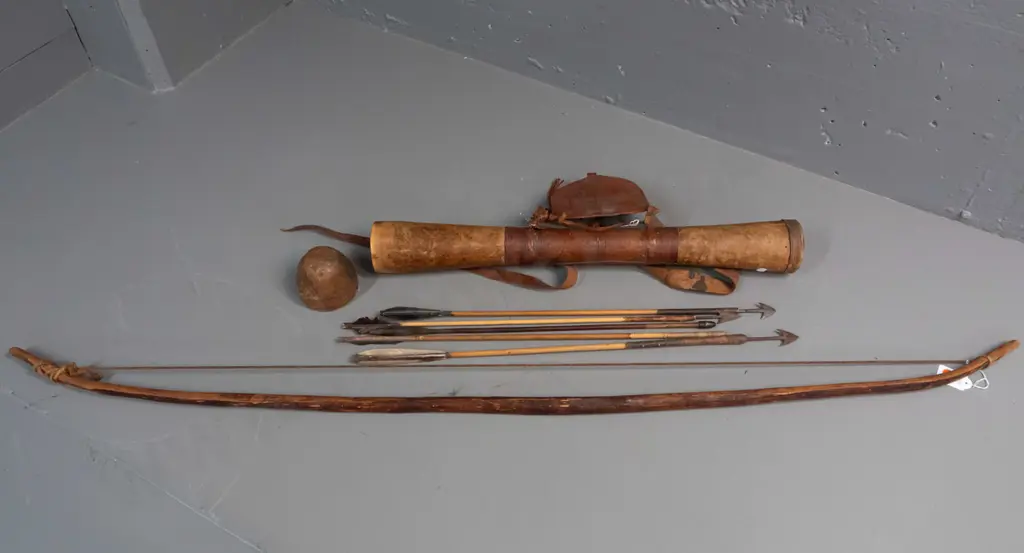 Somali bow, leather quiver with 5 feather-fletched arrows, 3 have steel heads, one missing head, with small embossed Image 1++