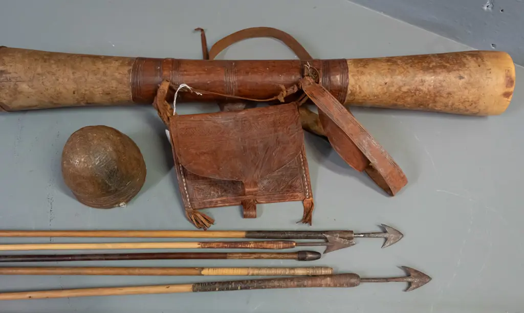 Somali bow, leather quiver with 5 feather-fletched arrows, 3 have steel heads, one missing head, with small embossed Image 1++