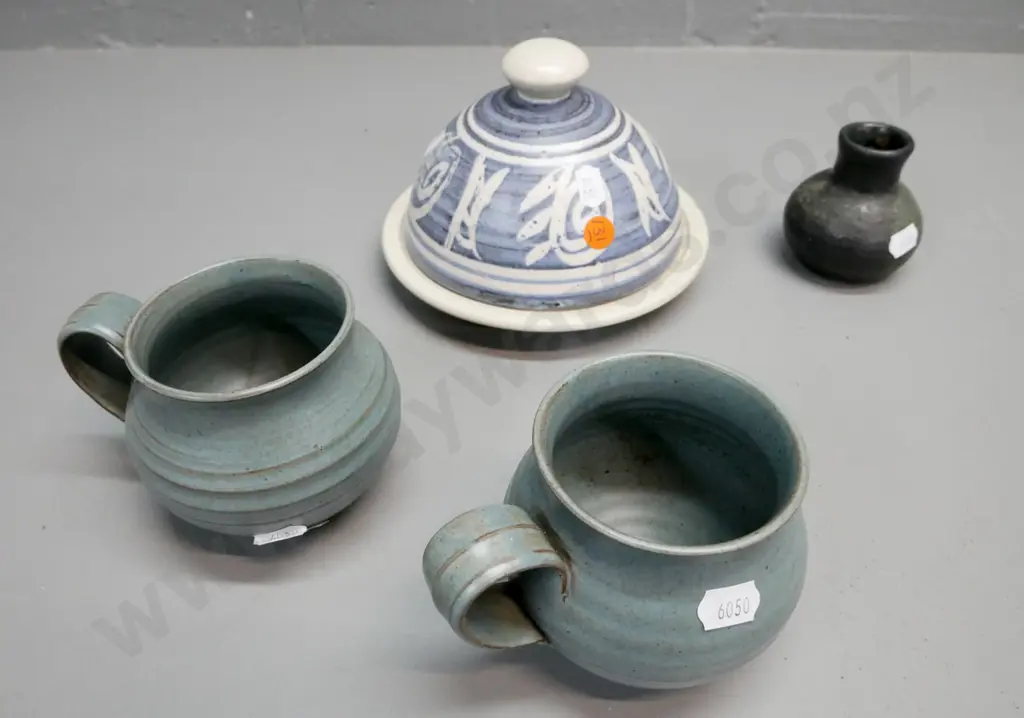 4x pieces NZ pottery: 1x Hanmer pottery domed butter dish; 2x coffee mugs & 1x small vase by OC Stephens Image 1++