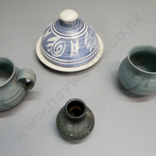 4x pieces NZ pottery: 1x Hanmer pottery domed butter dish; 2x coffee mugs & 1x small vase by OC Stephens