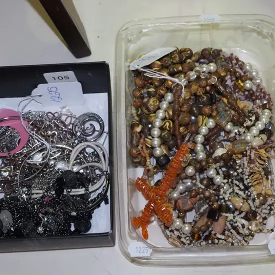 2x trays of costume jewellery