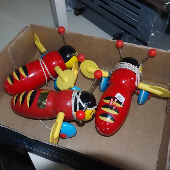 box; 3x buzzy bees