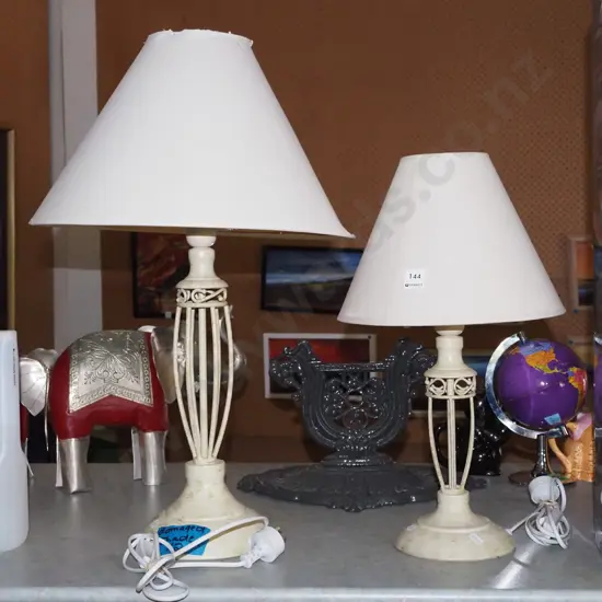 2x metal based table lamps - Tallest has damaged shade H-600